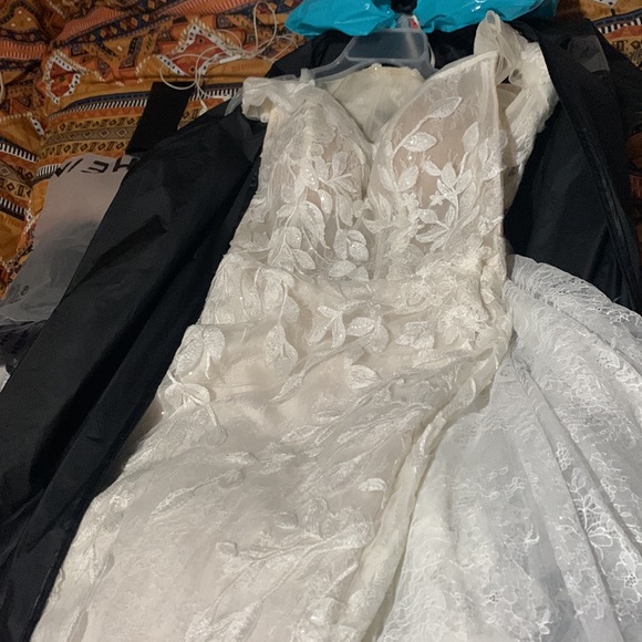 Wedding dress with veil - Picture 2 of 6